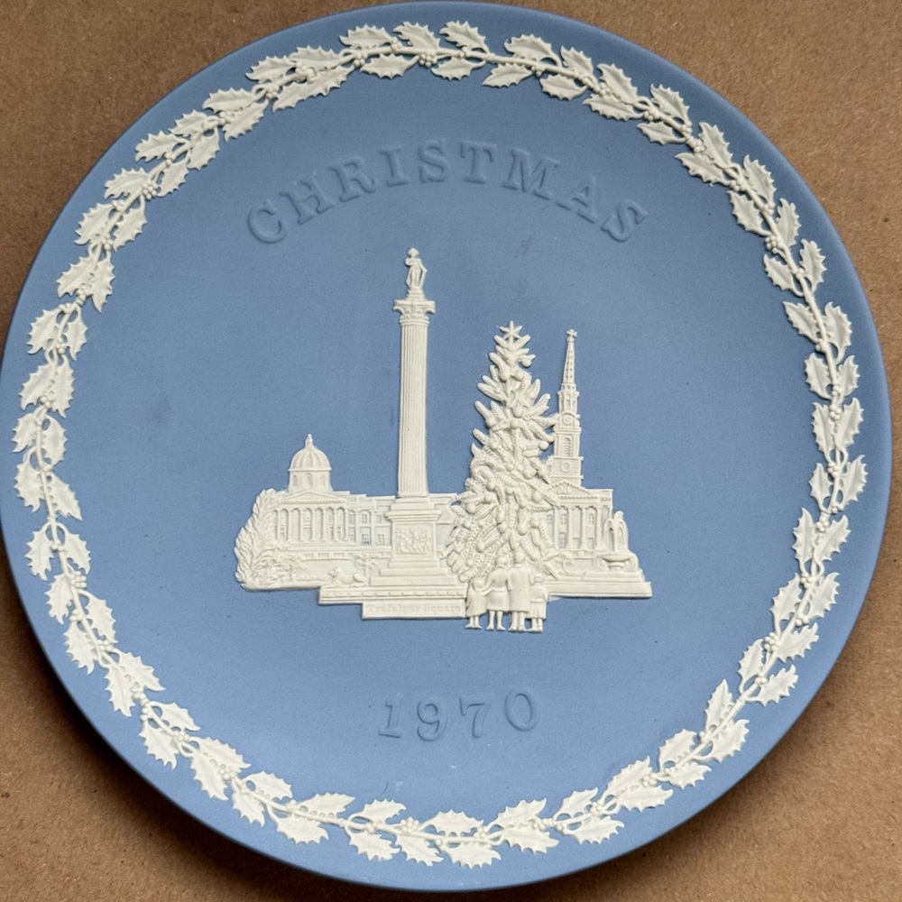 1970 Wedgwood Jasperware Trafalgar Square Christmas 8” Plate